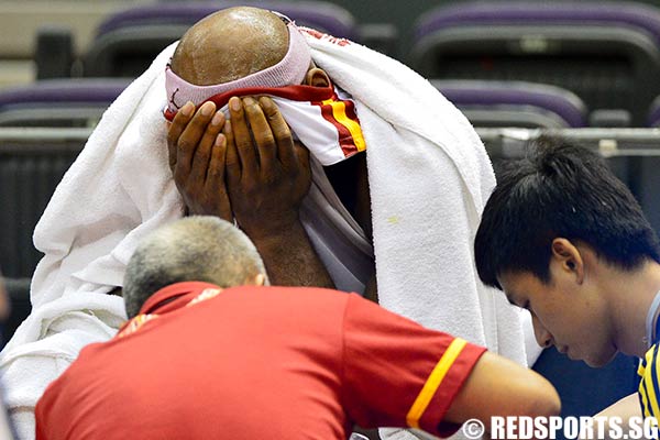 A dejected Jennings receives medical attention on the bench after the fall. His premature departure left coach Neo Beng Siang no choice but to deploy local players Delvin Goh and Ng Han Bin as replacements.