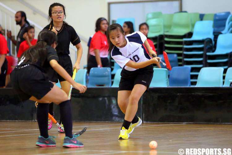 (Swiss Cottage #10) passes the ball against Bukit View. (Photo 2 © Lim Yong Teck/Red Sports)