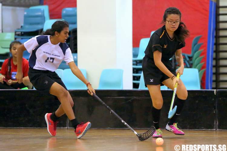 (Swiss Cottage #17) steals the ball from (Bukit View #7). (Photo 3 © Lim Yong Teck/Red Sports)