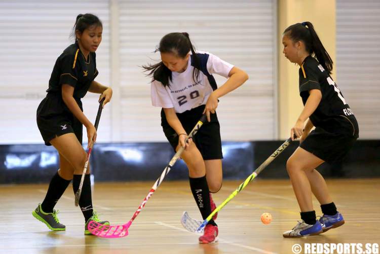 Players battle for possession of the ball. (Photo 4 © Lim Yong Teck/Red Sports)