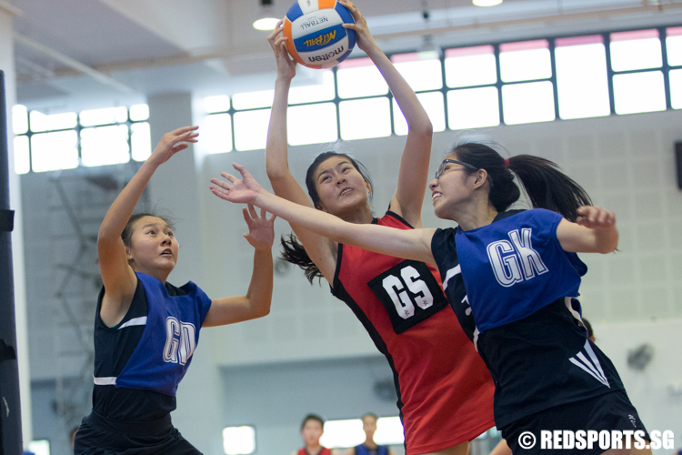 GD and GK of River Valley High School attempt to intercept the pass made to Claire Seah (GS) of Hwa Chong Institution but was unsuccessful. (Photo © Lee Jian Wei/Red Sports)