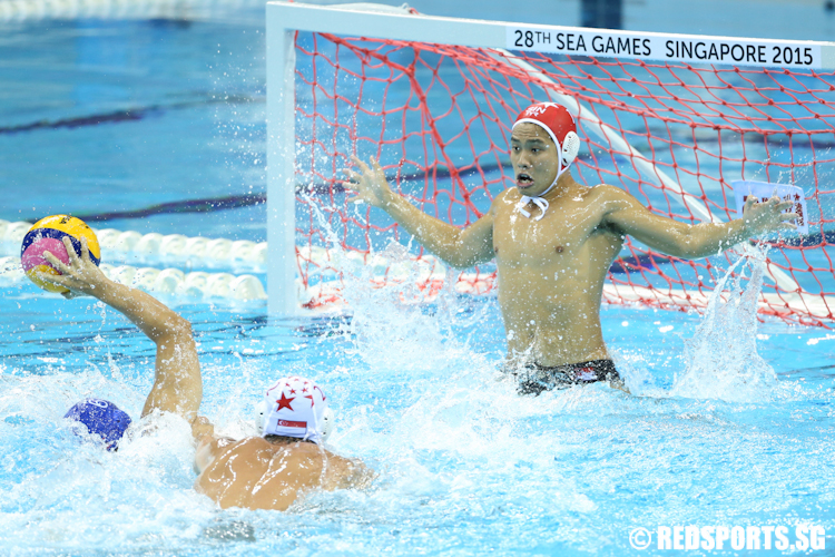 Nigel Tay (#1) of Singapore tries to stop Jintanugool Julanut (#6) of Thailand from scoring. (Photo © Lee Jian Wei/Red Sports)