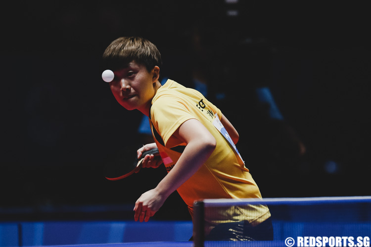 Feng Tianwei (SIN) serves the ball against her Thai opponent. (Photo 5 © Soh Jun Wei/Red Sports)