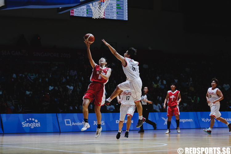 Alanna Lim (SIN #10) goes up for the contested layup against Malaysia. She finished the game with 7pts. (Photo 24 © Soh Jun Wei/Red Sports)