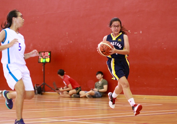 Guangyang #7 on a fast break. (Photo 5 © Les Tan/Red Sports)