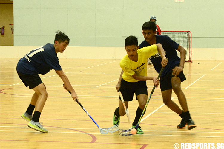 Lai Jia Jie (CR #21) looks to intercept the ball. (Photo 3 © Louisa Goh/Red Sports)