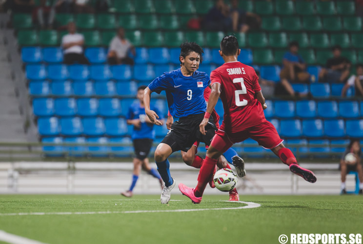 Glenn Kweh (SIN #9) fights for possession of the ball against Sumana Salapphet (THA #2) during the 2016 Asian Football Confederation (AFC) U-16 Championship Qualifiers. (Photo 2 © Soh Jun Wei/Red Sports)