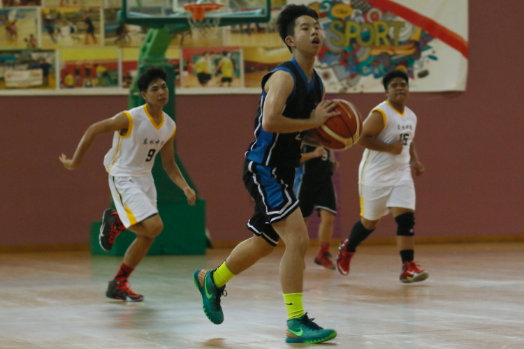 Neo Yi (Fajar #2) dishing the ball on a fast break. He had 7 points in the game, including 1 3-pointer.