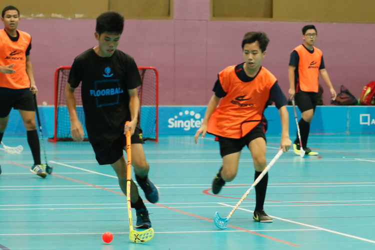 A Northbrooks player fending off a defender as he tries to keep possesion of the ball. (Photo 7 © REDintern Chan Hua Zheng)