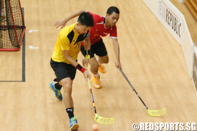 Players fighting to gain possession of a loose ball. (Photo  © REDintern Dylan Chua and REDintern Chan Hua Zheng)