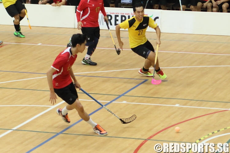 Players chasing after a loose ball. (Photo  © REDintern Dylan Chua and REDintern Chan Hua Zheng)