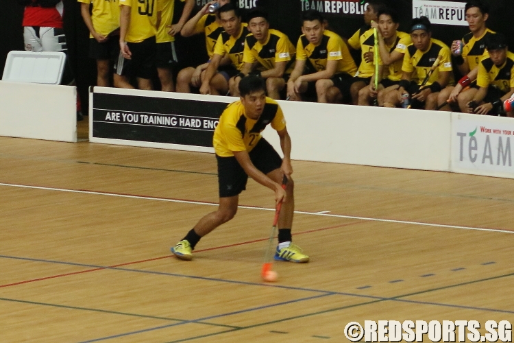 Shukri Bin Adul Zalil (NTU #21) firing a pass upcourt. (Photo  © REDintern Dylan Chua and REDintern Chan Hua Zheng) 