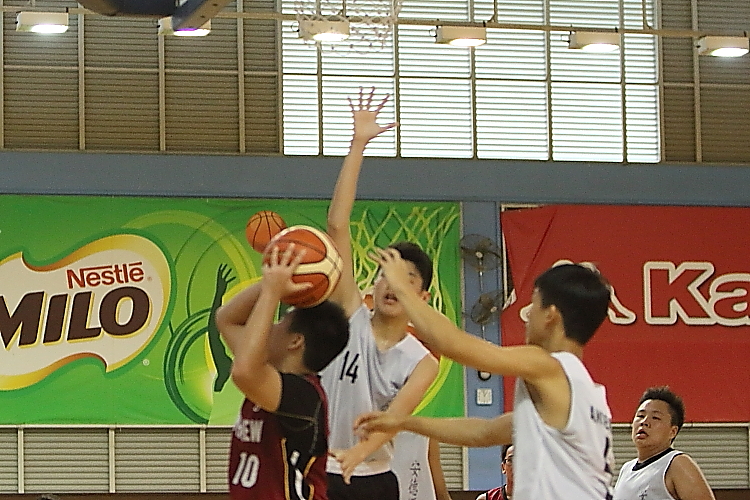 North View's #10(Red) finds himself double-teamed by Anderson defenders.