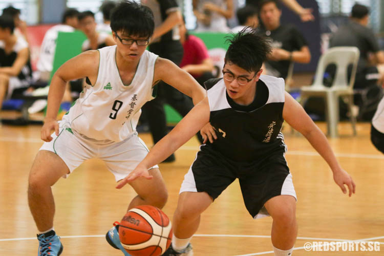 Loh Jing Jie (AS #7) executes a low dribble upon meeting his opponent. (Photo 4 © REDintern Chua Kai Yun)