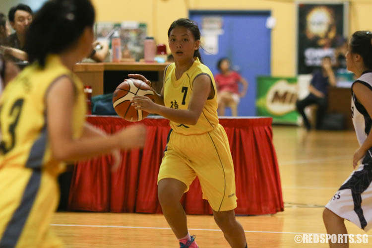 Ashmita Rai (Deyi #7) prepares to pass the ball to Chiang Wen Yi (Deyi #13). She scored 10 points in the game. (Photo 3 © REDintern Chua Kai Yun)