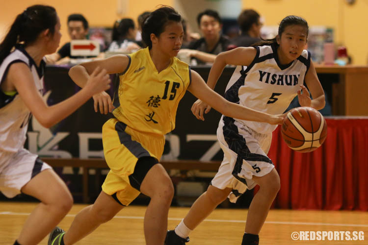 Poon Xuan Ling (Deyi #15) drives on a fast break after successfully intercepting Yishun's pass. (Photo 5 © REDintern Chua Kai Yun)