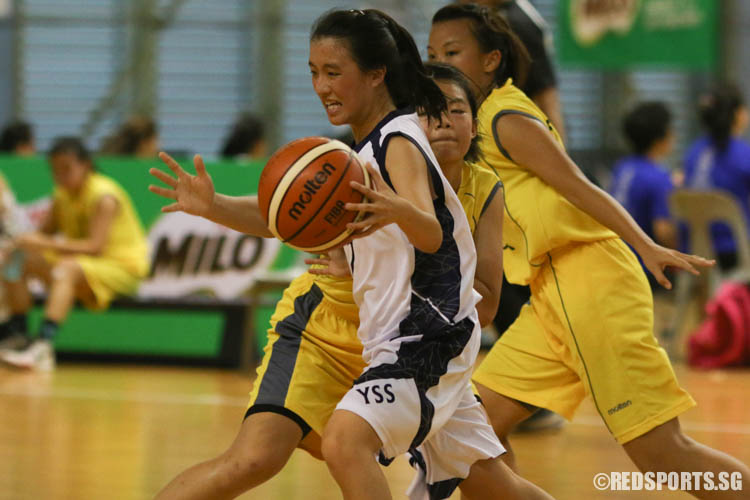 Chelsea Ng (Yishun #7) dribbles the ball against tight defence. (Photo 6 © REDintern Chua Kai Yun)