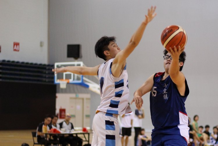 Queenstown #15 goes in strong for a layup despite tight defense by defender. (Photo 3 © REDintern Adeline Lee)