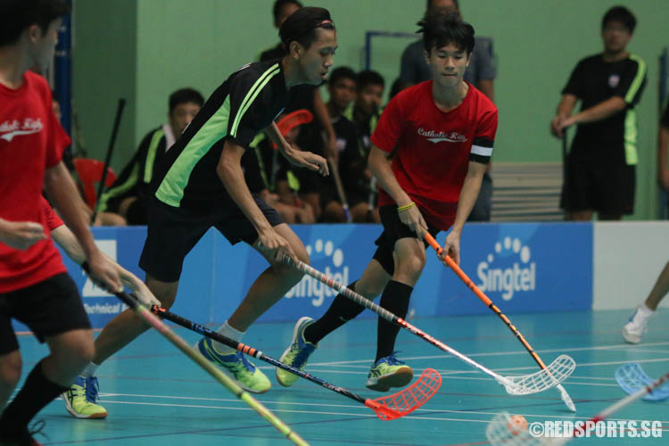 Ahmad Khairuddin (Hua Yi #12) weaves his way through the defence. He was the only player in his team who scored a goal. (Photo 2 © Chua Kai Yun/Red Sports)