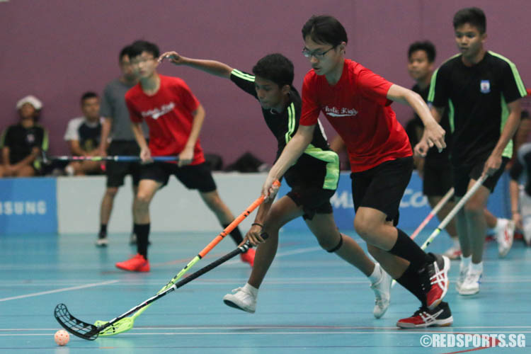 Players contest for the ball. (Photo 4 © Chua Kai Yun/Red Sports)