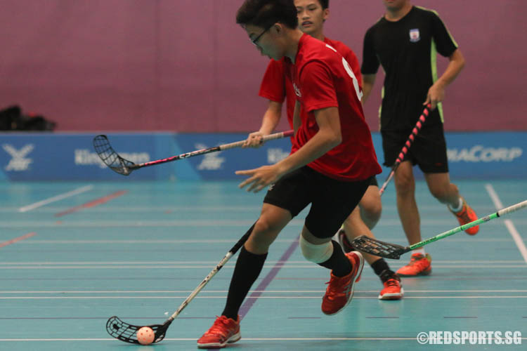 How Yi Feng (CHS #80) dribbles the ball upcourt. (Photo 7 © Chua Kai Yun/Red Sports)