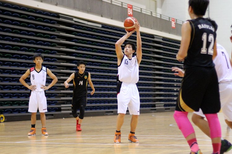 Gan Eng Seng #4 drives pass his defenders for a fast break (Photo 1 © REDintern Adeline Lee)