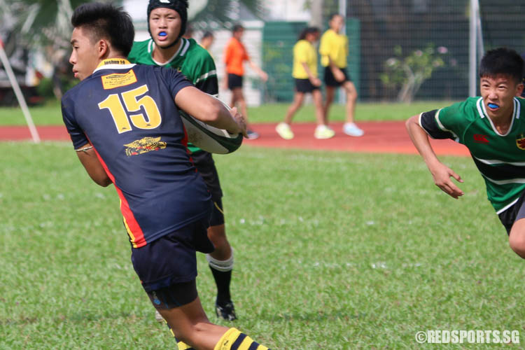 Cheng Kai [ACS(BR) #15] quickly passes the ball to his teammate. (Photo 10 © REDintern Chua Kai Yun)