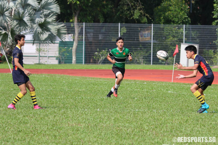 Ethan Winston Sum [ACS(BR) #21] catches the ball from his teammate. (Photo 5 © REDintern Chua Kai Yun)