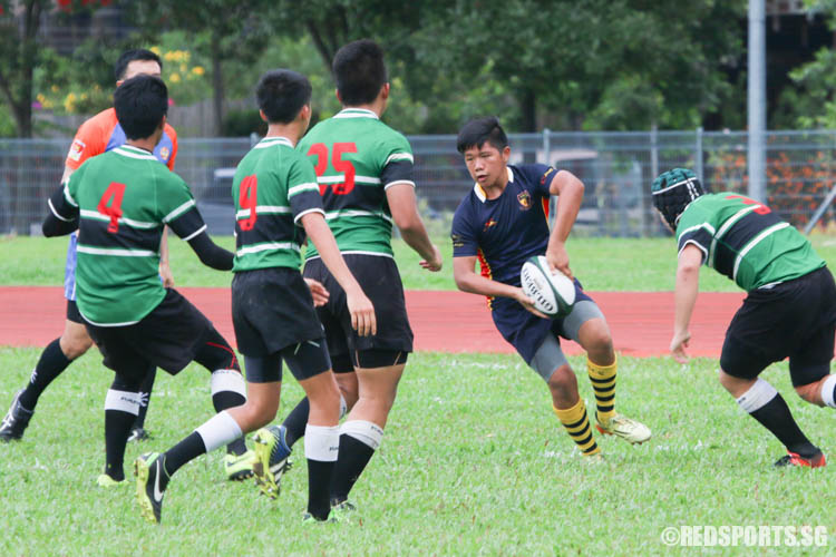 An ACS(BR) player passing the ball after being surrounded by his opponents. (Photo 7 © REDintern Chua Kai Yun)