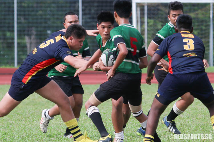 Gideon Kee (RI #8) attempts to run pass ACS (BR) defence. (Photo 8 © REDintern Chua Kai Yun)