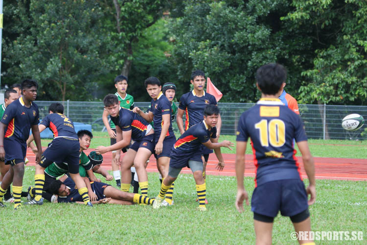 An ACS (BR) player passes the ball after the ball emerges from the ruck. (Photo 9 © REDintern Chua Kai Yun)