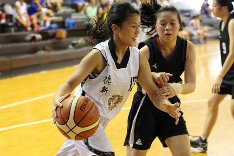 Rachel Yeo (North Vista #13) drives in strong against her defender towards the hoops. (Photo 2 © REDintern Adeline Lee)