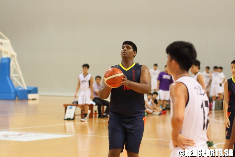 Lavin ( ACS (Barker) #10) takes aim on a free throw attempt. (Photo  © Chan Hua Zheng/Red Sports)