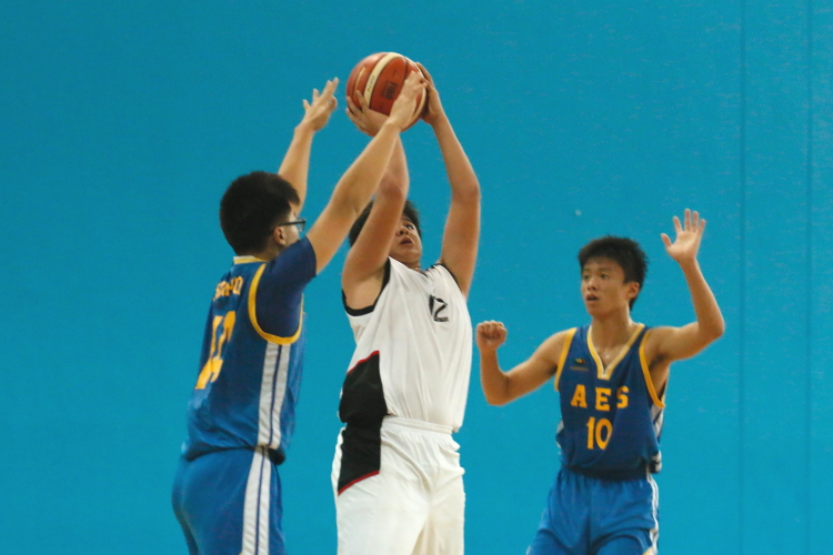 #12 of Bedok Green rises for a jumpshot over the defense. (Photo  © Chan Hua Zheng/Red Sports)