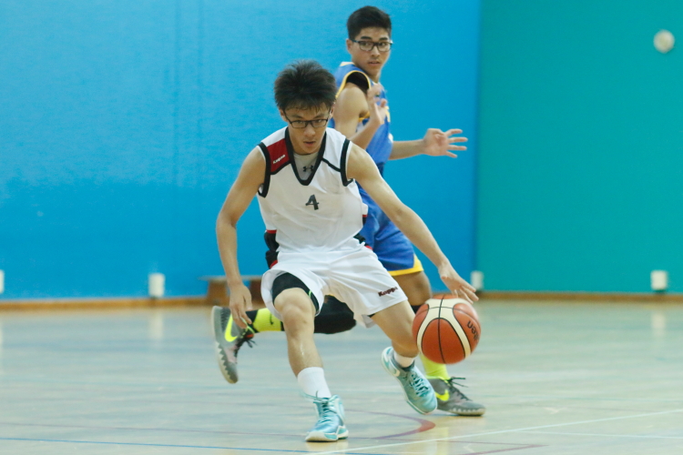 #4 of Bedok Green blows by his defender to the hoop. He had a team-high 15 points in the game. (Photo  © Chan Hua Zheng/Red Sports)