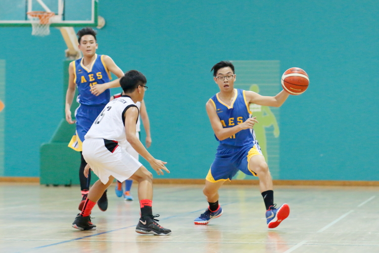 Jude Huang (AES #11) attempts to blow by his defender. (Photo  © Chan Hua Zheng/Red Sports)