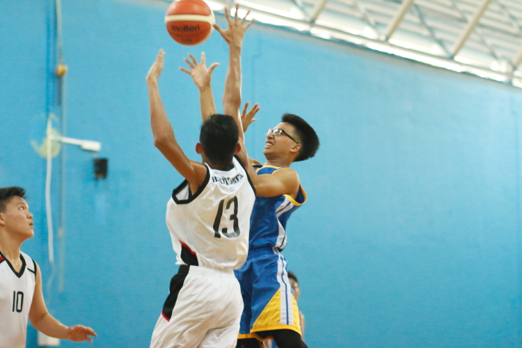 Nicholas Chua (#7) rises for a floater over his defender. He chipped in 16 points in the victory. (Photo  © Chan Hua Zheng/Red Sports)