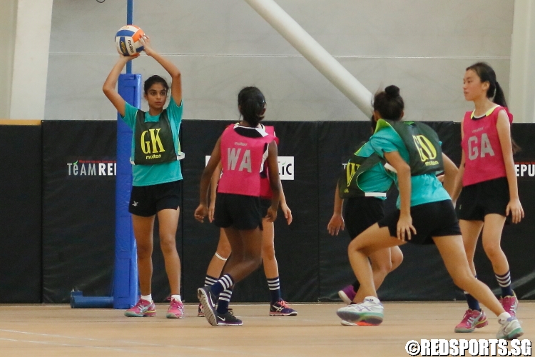 GK of Hougang looking to pass. (Photo 2 © Chan Hua Zheng/Red Sports)