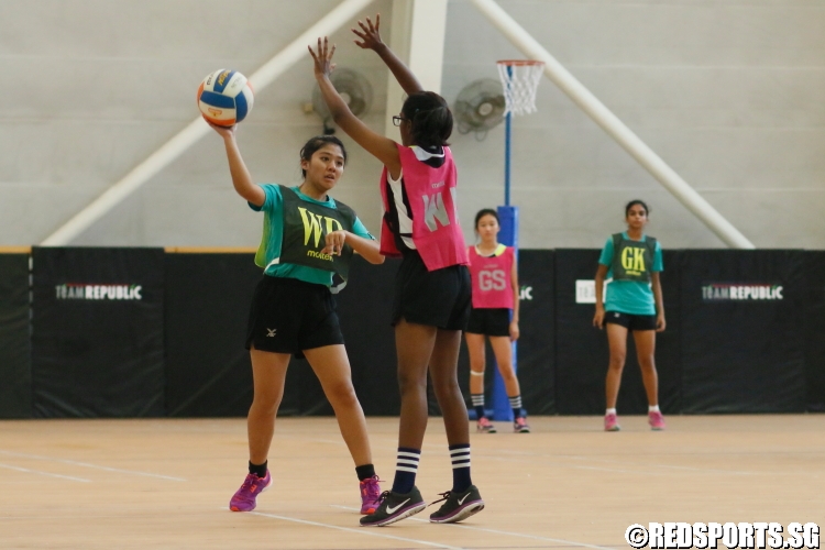 WD of Hougang firing a pass upcourt. (Photo  © Chan Hua Zheng/Red Sports)