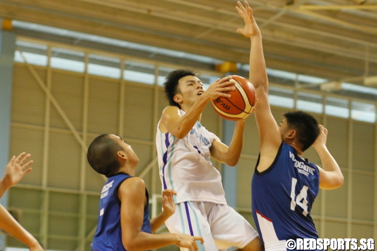 Lee Yao Hong (Bowen #9) hangs in the air for a layup. (Photo  © Chan Hua Zheng/Red Sports)