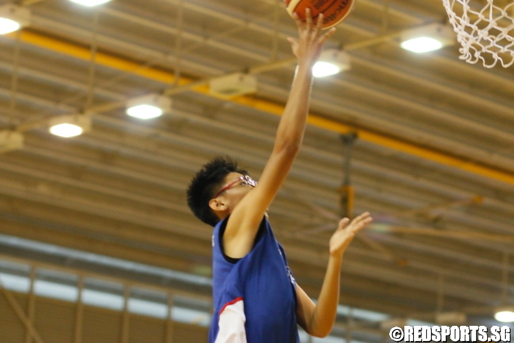 Avin Tech Rong Kai (Woodgrove #10) takes a layup on a fast break. (Photo  © Chan Hua Zheng/Red Sports)