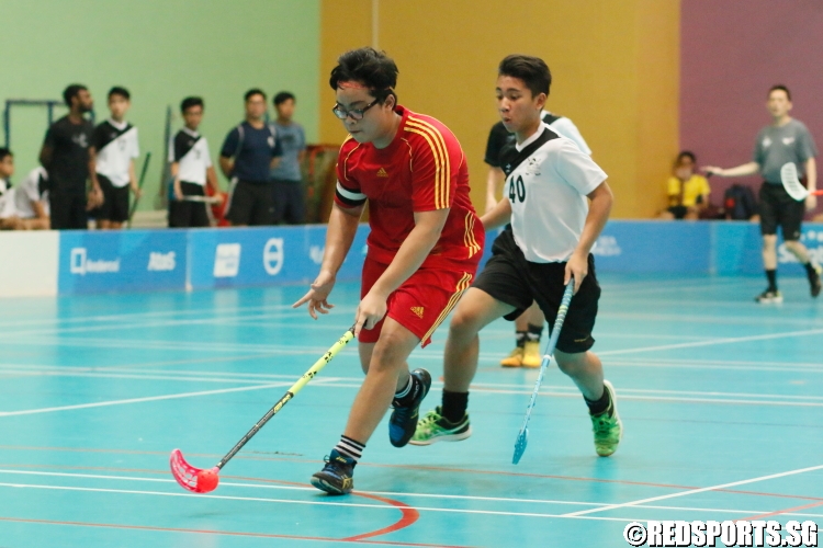 A Bukit Merah player controls the ball. (Photo 7 © Dylan Chua/Red Sports)