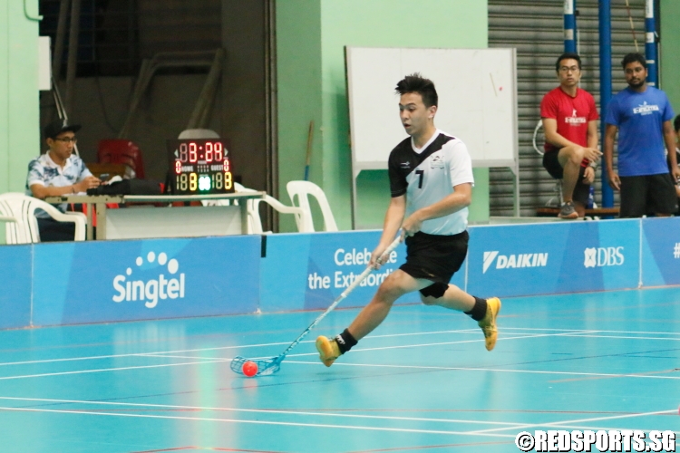 Alradon Seah Kian Boon (ESS #7) advances the ball. He score two goals in the game. (Photo 3 © Dylan Chua/Red Sports)