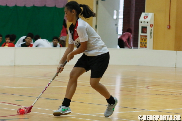 Sharifah Khaliesah Bte Syed H (EVS #17) dribbling the ball upcourt. (Photo  © REDintern Chan Hua Zheng)