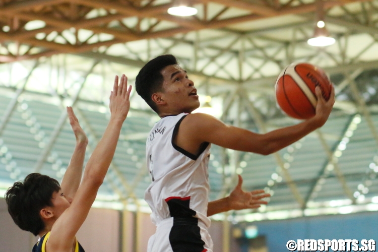 A Dunman player attempts a reverse lay-up. (Photo 4 © Dylan Chua/Red Sports)