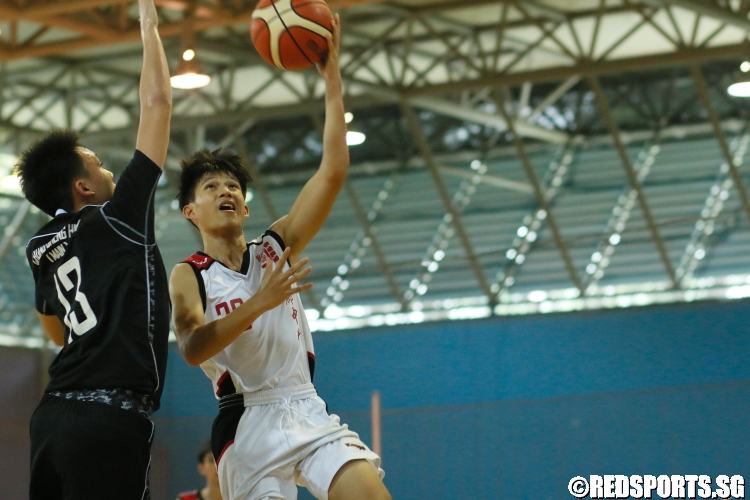 Gregory Chan (JSS #30) rises for the left hand lay-up. (Photo 5 © Dylan Chua/Red Sports)