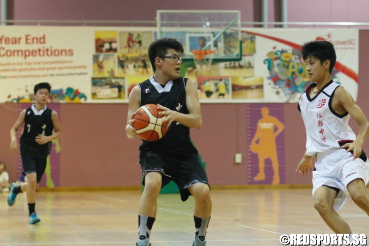 A CCHMS player with possession of the ball. (Photo 10 © Dylan Chua/Red Sports)