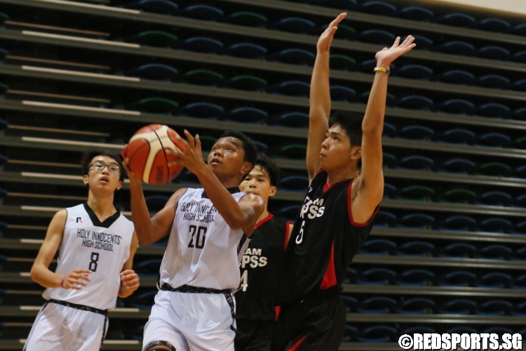 Razzif B Ismail (HIHS #20) going up for a layup. (Photo  © Chan Hua Zheng/Red Sports)