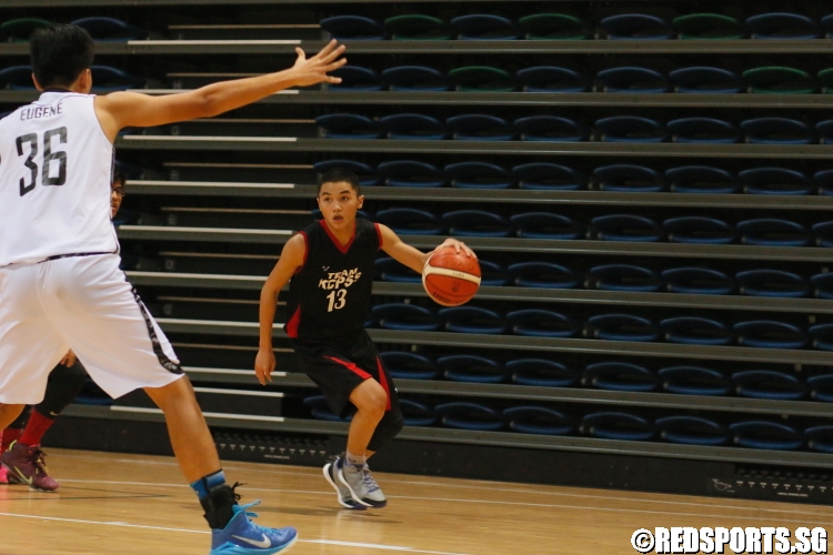 Gildon Tan (KCPSS #13) driving to the hoop. (Photo  © Chan Hua Zheng/Red Sports)