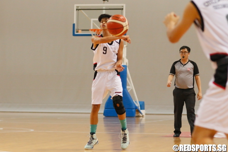 #9 of Queenstown firing a pass to a teammate. (Photo  © Chan Hua Zheng/Red Sports)